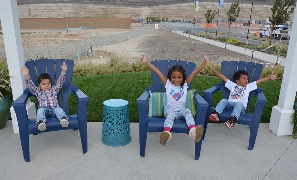 kids-fun-pose-sitting-lawn-chairs-1024x620
